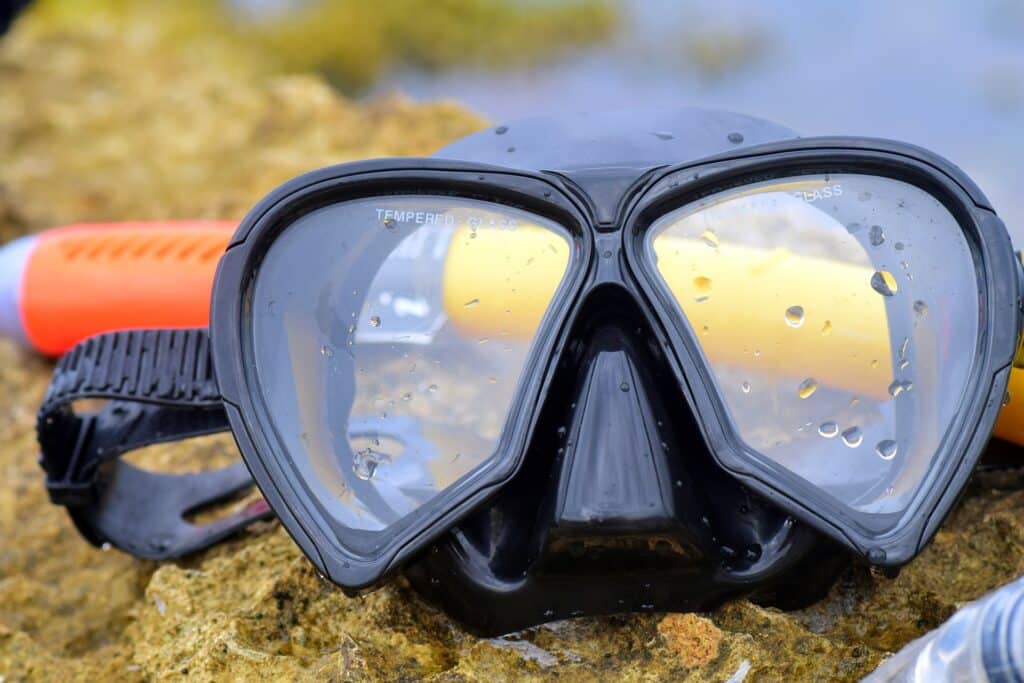 best way to clean snorkel mask so it does not fog up