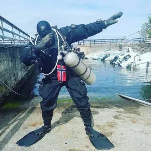 how does a drysuit work?