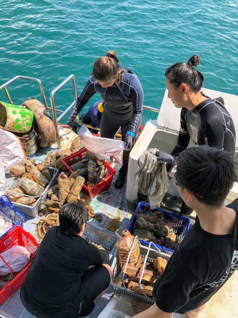 Clean up dive in Singapore - Citizen scientists are recording and sorting out this marine litter